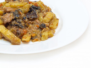 Картофель тушеный с курицей и грибами